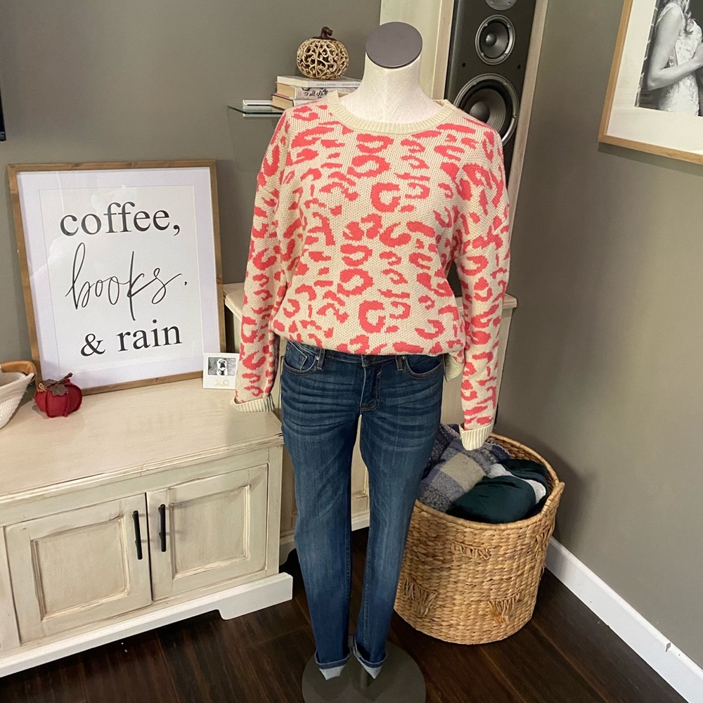 Pink Lily cheetah-printer sweater